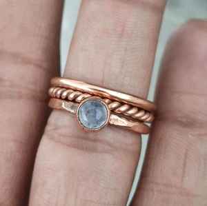 Juego de anillos de piedra lunar de cobre rústico Anillos apilables torcidos y martillados hechos a mano Estilo bohemio Juego de anillos de piedras preciosas de 3 piezas - Product Image 3