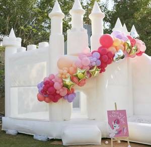 Grand château gonflable commercial en PVC blanc pour mariages, idéal pour la location événementielle - Product Image 3