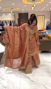 ชุดปาร์ตี้สวมด้านบนด้านล่างและ dupatta กับงานปักลำดับหนัก - Product Image 5