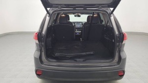 Toyota Highlander SE V6 AWD 2017 d'occasion, boîte automatique, moteur 4.1-6L, pneus R18, sièges en cuir, régulateur de vitesse, phare gauche, toit ouvrant, LED - Product Image 4