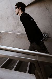 T-shirt Homme Coupe Ample Brodé en Coton et Poly Bland Noir à Manches Longues Col Bord Côtelé à Épaules Tombées Veste Homme - Product Image 5