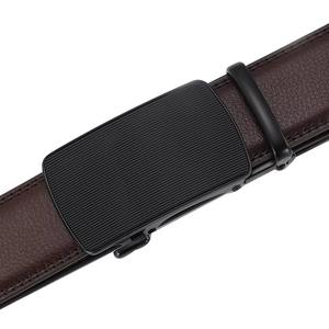 Cinturón automático de cuero marrón oscuro para hombre con hebilla de trinquete negra con mecanismo de ajuste suave, diseño moderno y elegante - Product Image 4