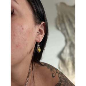 Boucles d'oreilles pendantes en argent sterling plaqué or 18 carats, faites à la main par des artisans navajo, avec agate BB et perle, pour les mariages - Product Image 1