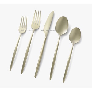 ชุดช้อนส้อมโลหะสีทองพร้อมที่จับยาวบางสำหรับโรงแรมและงานแต่งงาน - Product Image 1