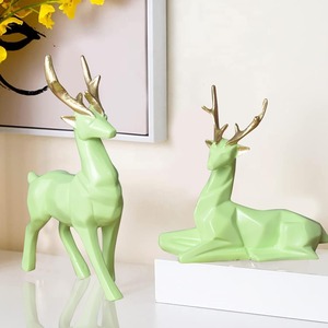 Estatua de Reno verde elegante, llamativa Decoración de mesa, perfecta para la configuración de Navidad, exhibición de eventos, decoración del hogar o presentación de regalo - Product Image 6