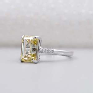 Anillo de Compromiso de Oro Amarillo con Diamante Certificado IGI de Corte Esmeralda y Piedra Lateral - Product Image 3