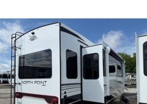 อุปกรณ์ตกแต่งภายในรถบ้านรุ่นทันสมัย North Point 377RLBH แบบ 4 สไลด์ ขนาด 42 ฟุต 11 นิ้ว น้ำหนัก 15310 ปอนด์ กำลังเป็นที่นิยม - Product Image 1