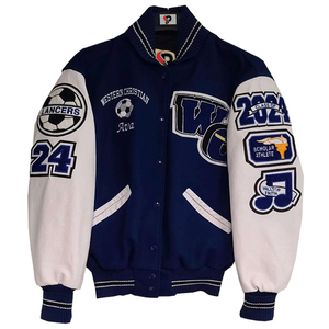 Veste universitaire personnalisable pour femmes avec logo Lettermen, patchs en chenille et variétés de hauts courts en cuir d'agneau - Product Image 4