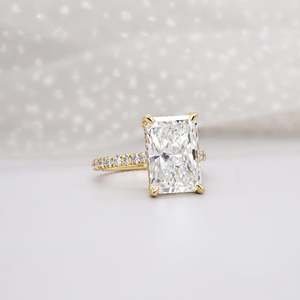 Anillo de Compromiso con Diamante de Corte Radiante y Banda Pavé con Halo Oculto, Certificado IGI - Product Image 2