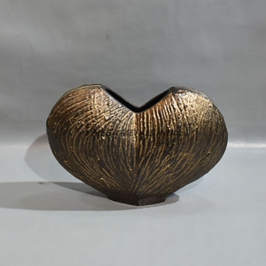 Vase moderne artisanal en métal doré avec texture d'écorce d'arbre et bords dentelés uniques pour un style décoratif élégant - Product Image 3