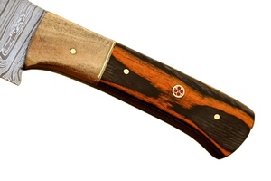 Couteau de cuisine de chef en acier damas fait à la main avec manche en bois et gaine en cuir - Product Image 4