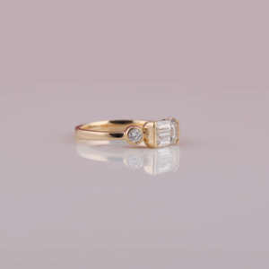 Bague de mariage de luxe en or 18 carats solitaire de fiançailles en diamant taillé en émeraude avec côté taillé en diamant pour femme certifiée IGI - Product Image 4