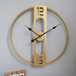 Grandes horloges murales rondes artistiques en métal avec des motifs peints à la main pour ajouter un point focal vibrant aux pièces éclectiques - Product Image 6