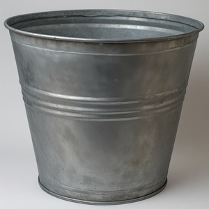 Maceta galvanizada tradicional con pulido rústico brillante, perfecta para jardín al aire libre de temporada y estilo de casa de vacaciones - Product Image 2