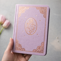 Buku Catatan Jurnal Sampul Kain Lavender LABON dengan Bingkai Sudut Renda Vintage, Medali Oval Motif Bunga Berlapis Emas Mawar, Hadiah