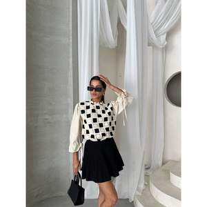 Blusas y Camisas para Mujer Topshow, Color Negro Piedra con Detalles de Encaje, Opciones de Venta al Por Mayor Disponibles - Product Image 3