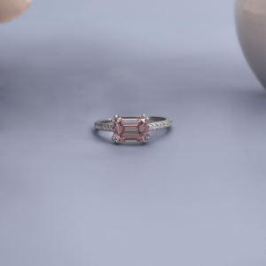 Luxueuse bague de mariage en or massif 10 carats East West Emerald Cut Lab Grown Pink Diamond Pave Setting Bague de fiançailles à la mode IGI - Product Image 1