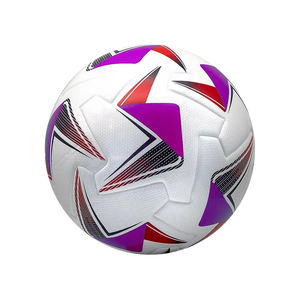 Ballons de football de club en cuir PU de qualité supérieure, design personnalisé, taille 5, thermocollés, imperméables, fabriqués au Pakistan. - Product Image 4