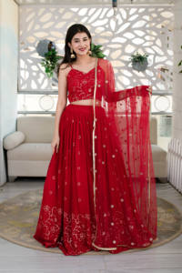 Lehenga choli rouge avec broderie florale et dupatta, ensemble ethnique en gros pour les fêtes et les mariages en vrac. - Product Image 2