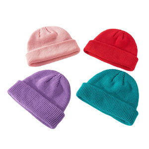 Ensemble de bonnet en jacquard en tricot uni personnalisé bonnet d'hiver en acrylique doux avec manchette pliée pour hommes femmes en 6 couleurs unies à la mode - Product Image 1