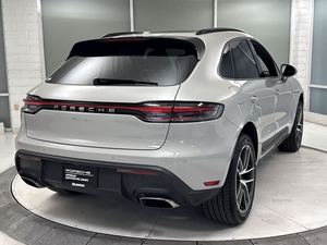 2024 Porsche Macan Turbo AWD ใช้กับเบาะหนังตกแต่งภายในสีเข้มระบบควบคุมความเร็วคงที่
