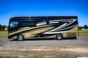 4VZAT1D97PC091253 Camping-car diesel de luxe classe A d'occasion 2023, 35 pieds, moteur arrière, lit king-size, intérieur haut de gamme, faible kilométrage - Product Image 3