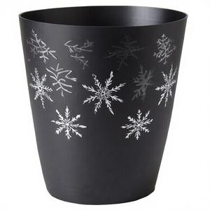 Cesta de árbol de Navidad con acabado antiguo en aluminio martillado, diseñada para agregar elegancia vintage a los ajustes de árboles de temporada. - Product Image 2