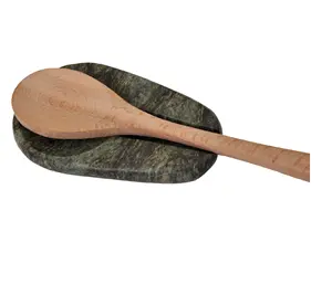 Tempat sendok marmer unik, dudukan sendok unik warna marmer hitam dengan pegangan kayu, peralatan dapur bulat penggunaan sehari-hari
