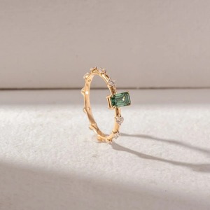 Anillo de Oro Amarillo de 14K con Esmeralda Verde de 0.50CT Creada en Laboratorio y Diamantes Laterales Redondos, Fabricante de Joyería al por Mayor, Personalizado OEM ODM - Product Image 2