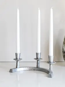 Candelero de aluminio forjado a mano Soporte de vela triple Decoración de mesa Exhibición de velas de metal de estilo antiguo - Product Image 3