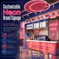 Pembe nervürlü tezgah neon kemer, mavi sandalye ve fayans tavanlı endüstriyel pop art kafe mobilyalarını kahve dükkanı markası için sunuyoruz.