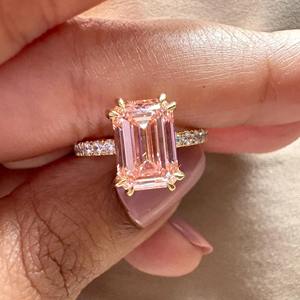 Anillo de Compromiso con Diamante Cultivado en Laboratorio de Color Rosa Esmeralda con Certificación IGI, Anillo de Boda Redondo de Oro de 14k a Bajo Precio - Product Image 6