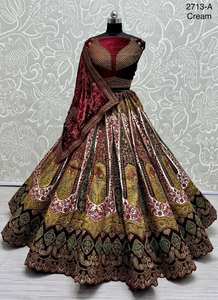 Lehenga choli ออกแบบเจ้าสาวมี dupatta คู่และกำมะหยี่หนักเย็บปะติดปะต่อกันที่แนบมา - Product Image 4
