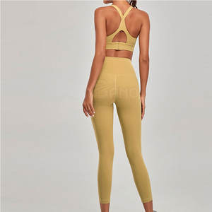 Conjunto de yoga cómodo y ligero para mujer Patrón sólido Tallas grandes Hecho en Pakistán Diseño personalizable - Product Image 2