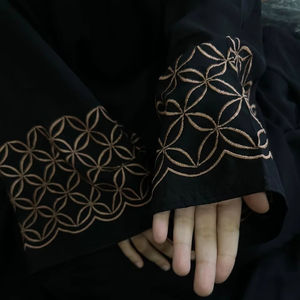 Abayas élégantes et modestes brodées à la main pour femmes, vêtements et accessoires musulmans traditionnels - Product Image 1