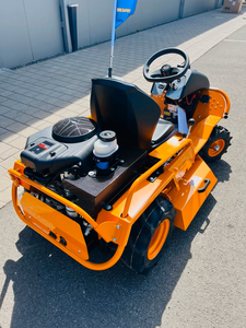 Cortadora de Césped Comercial 900 Enduro, Tractor Cortacésped Hidrostático con Caja Recolectora de 200L para Huertos, Caminos y Grandes Propiedades - Product Image 3