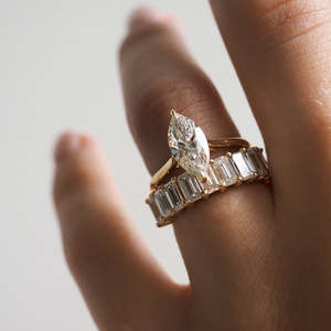 Half Eternity Lab Grown Diamond Band Emerald Cut Lab Creado Wedding Band 3,60 Ctw CVD Diamond Anillo de Compromiso 14K Oro amarillo - Product Image 4