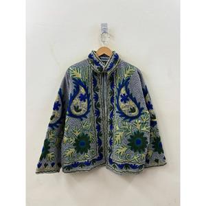 Veste Suzani brodée florale Indigo Garden Chic, motif floral chic de printemps, en coton bleu ardoise et vert forêt teinté - Product Image 1