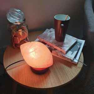 Lámpara de Sal Rosa del Himalaya al por Mayor, Forma de Balón de Rugby Natural, Estilo de Cesta Hecha a Mano con Base de Madera, Iluminación Decorativa - Product Image 5