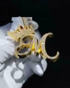 จี้มงกุฎรูปตัวอักษร M เพชรเย็น2นิ้ว14K สีเหลืองทองตกแต่งเจ้าหญิงด้วยเพชรโมอิสซาไนท์จี้สุดสวย - Product Image 3