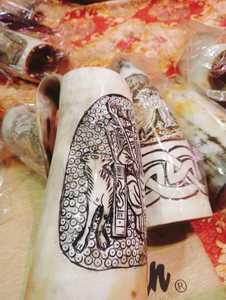 Fabriqué à la main personnalisé Viking sculpture tasse de corne à boire hautement poli corne naturelle vin bière 1L 700ml 500ml 300ml 200ml - Product Image 2