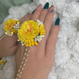 Pulsera de mano de flores decorativas, recuerdo de regalo de fiesta, recuerdo de boda indio, regalo de Haldi Mehendi, joyería de flores nupciales, joyería Haldi - Product Image 2