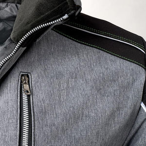 เสื้อแจ็คเก็ตซอฟต์เชลล์มีฮู้ดพิมพ์ลายดิจิทัลสำหรับผู้ชาย สกรีนโลโก้ได้ตามต้องการ เสื้อกันลมคุณภาพสูงสำหรับกิจกรรมกลางแจ้ง ขายส่งเสื้อแจ็คเก็ตซอฟต์เชลล์สำหรับผู้ชาย - Product Image 2