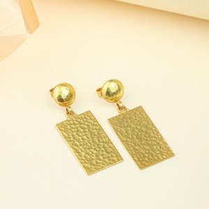 Pendientes Colgantes de Moda para Mujer Anokhi, Diseño Geométrico Texturizado en Tono Dorado - Accesorio de Moda - Product Image 3