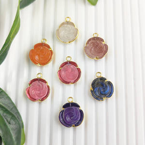 Piedra preciosa de turmalina Rosa 15 MM Encantos tallados a mano Colgante chapado en oro-Pirámide preciosa - Product Image 4