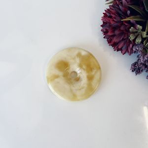 Colgante de Ámbar Báltico Amarillo y Blanco en Forma de Donut, Collar de Ámbar Natural Circular; Colgante Único de Ámbar Báltico en Forma de Donut - Product Image 3