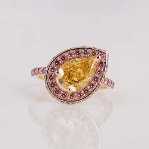 Bague de fiançailles en or plaqué 14 carats avec diamant de laboratoire taille poire jaune, sertissage halo et diamant rond rose, pierre d'accentuation glamour - Product Image 2