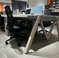 Bureau de travail modulaire moderne pour 4 personnes, table de personnel commerciale avec écran de séparation, tiroirs et armoires