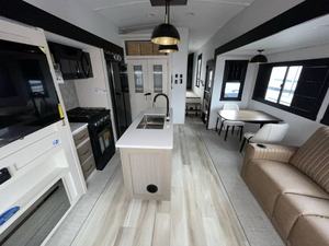 Nuevo 2025 Forest River Wildwood Heritage Glenn 369BL - Product Image 6