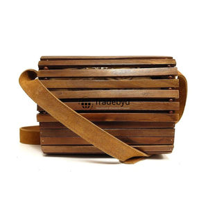 Pochette Minimaliste en Bois avec Chaîne de Perles, Détail de Broderie, Doublure en Velours de Qualité Supérieure, Fabriquée à la Main - Product Image 2